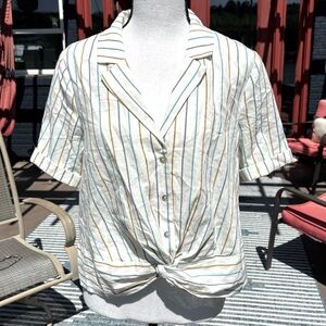 BCBGeneration slightly cropped knot front short sleeve shirt women’s size Med